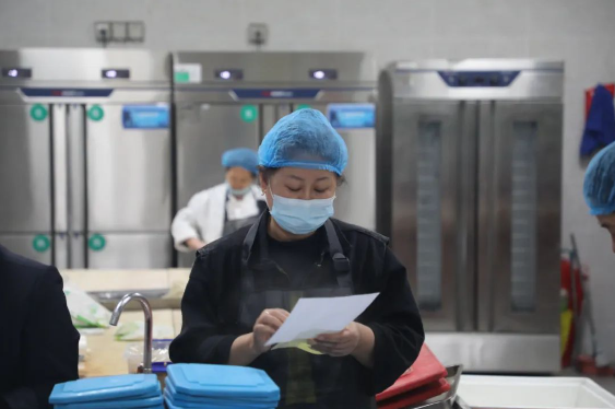 1696639404276518.png 食堂工作人员为一线职工筹备午餐.png