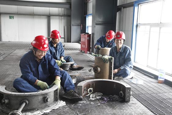 离心压缩机的检建是一项精密而又繁沉的工作。检建车间工作人员和造氢车间姬智裕等在算帐设备零件。